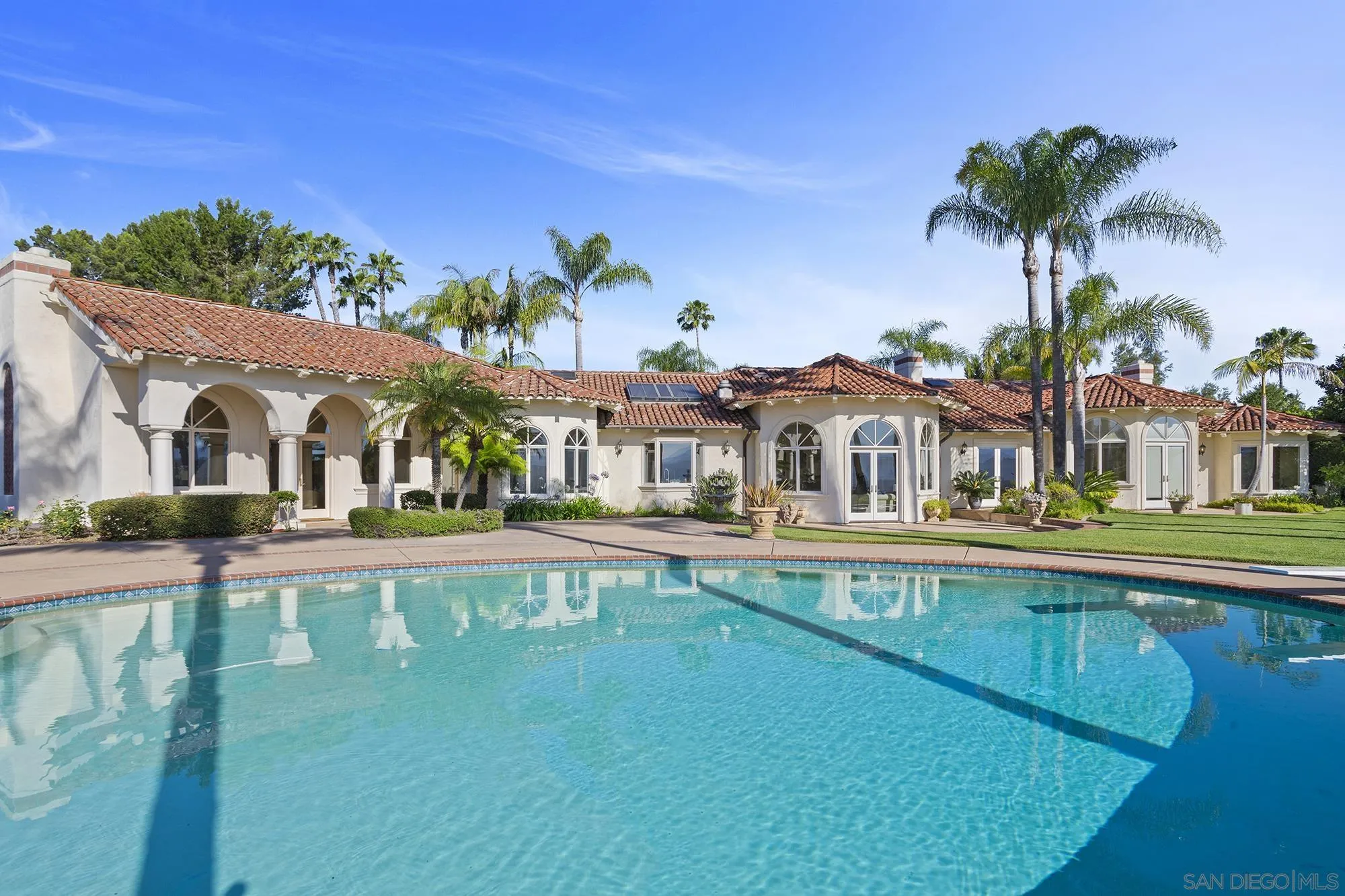 4 Rollingview Lane Fallbrook, CA 92028 - Photo 22 of 32 a large swimming pool with outdoor seating