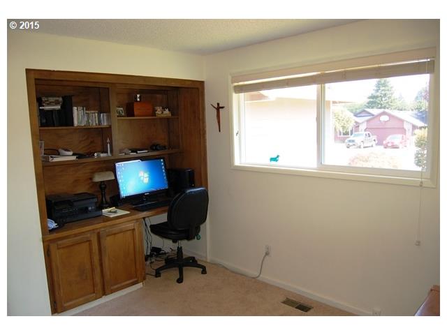 910 South South End Road Oregon City, OR 97045 - Photo 11 of 16 Bedroom