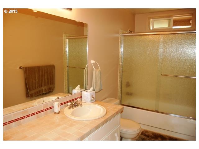910 South South End Road Oregon City, OR 97045 - Photo 12 of 16 Bathroom