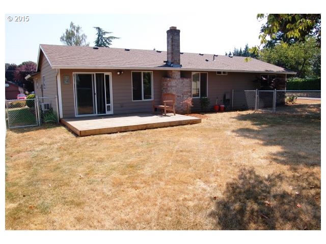 910 South South End Road Oregon City, OR 97045 - Photo 13 of 16 Yard
