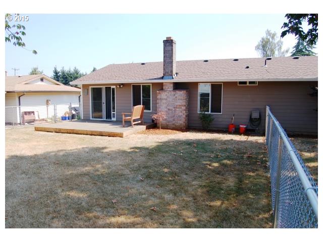 910 South South End Road Oregon City, OR 97045 - Photo 14 of 16 Yard