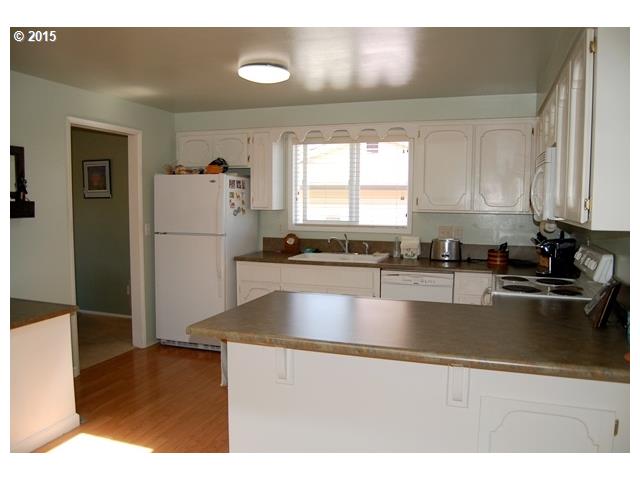 910 South South End Road Oregon City, OR 97045 - Photo 3 of 16 Kitchen
