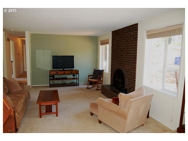 910 South South End Road Oregon City, OR 97045 - Photo 6 of 16 Living Room