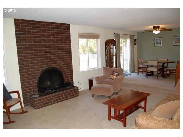 910 South South End Road Oregon City, OR 97045 - Photo 7 of 16 Living Room