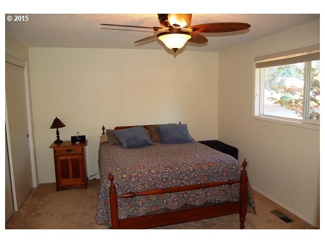 910 South South End Road Oregon City, OR 97045 - Photo 8 of 16 Bedroom, Primary