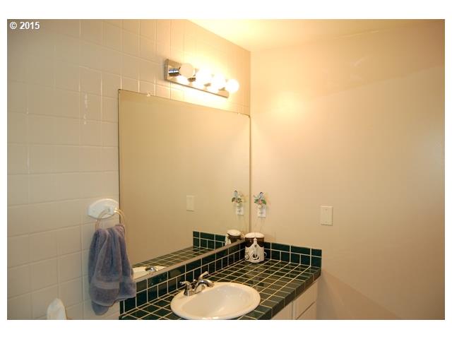 910 South South End Road Oregon City, OR 97045 - Photo 9 of 16 Bathroom, Attached