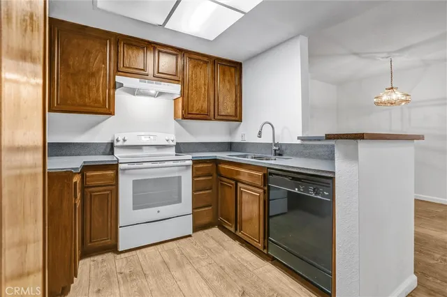 $2,450 | 22100 Burbank Boulevard, Unit 130C, Woodland Hills, CA 91367