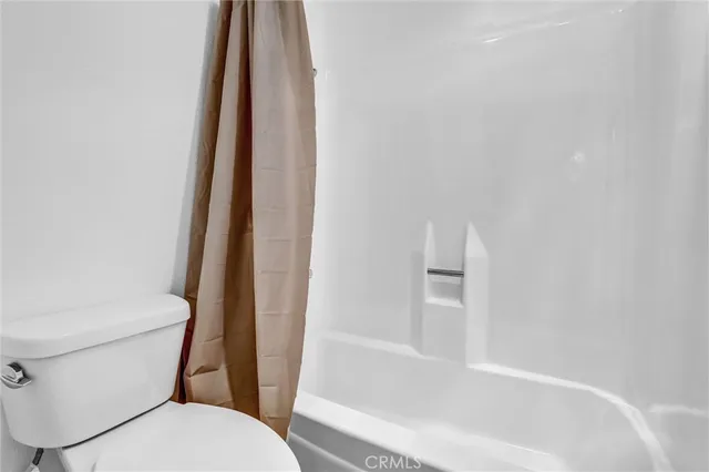 $2,450 | 22100 Burbank Boulevard, Unit 130C, Woodland Hills, CA 91367