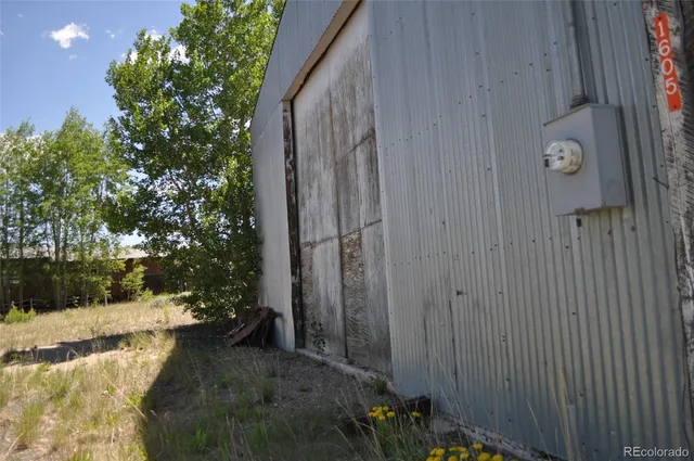 a view of a backyard with pathway