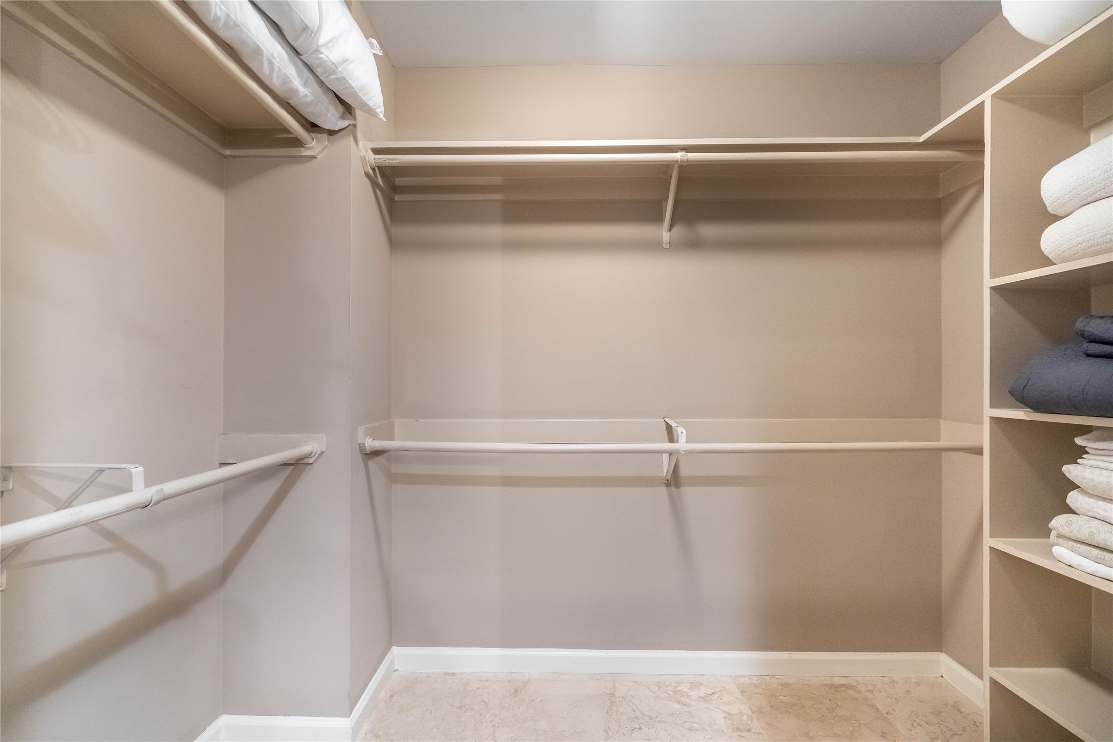 3525 Sage Road, Unit 1009 Houston, TX 77056 - Photo 13 of 23 a view of small space