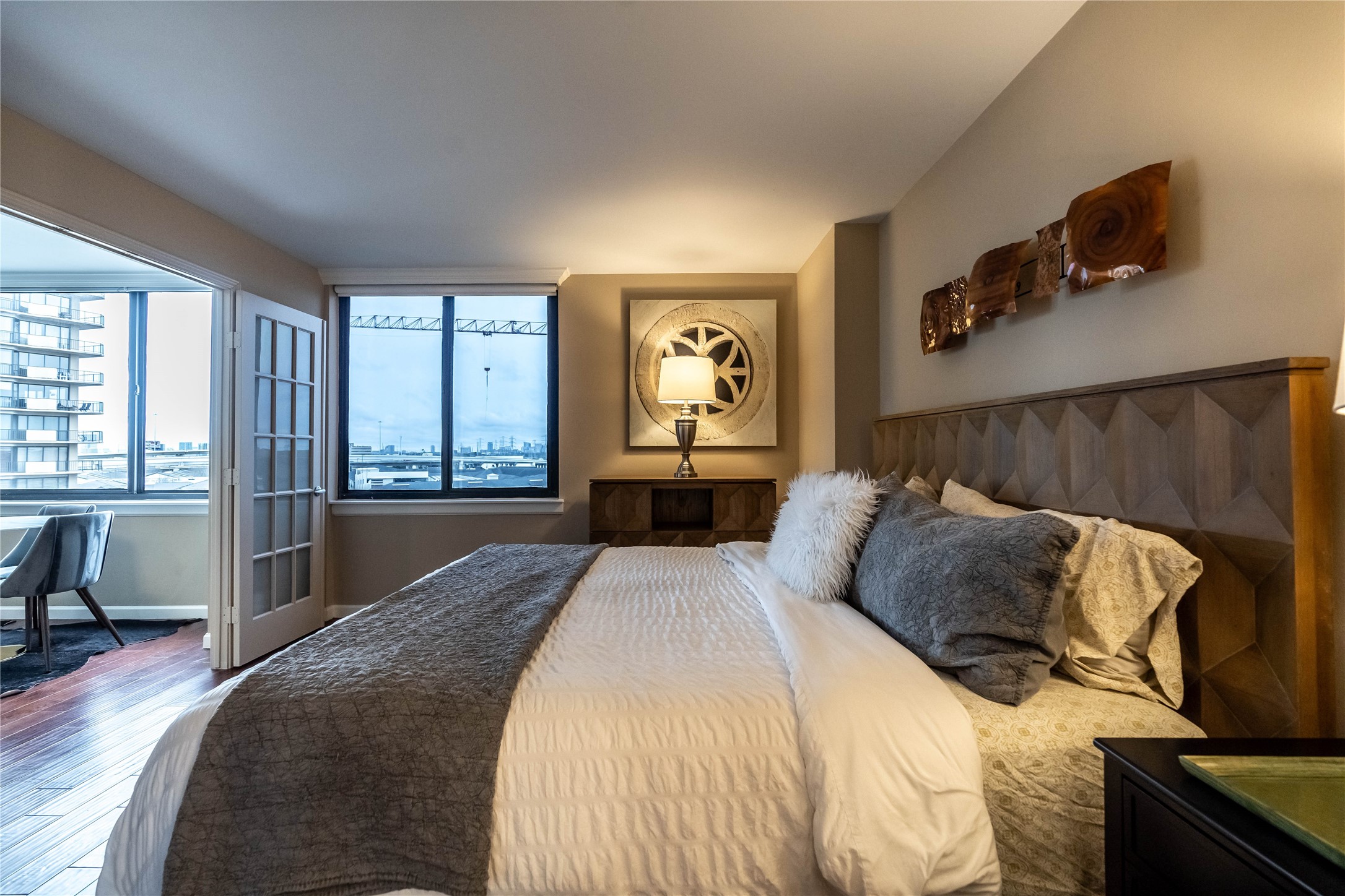 3525 Sage Road, Unit 1009 Houston, TX 77056 - Photo 9 of 23 a bedroom with a large bed and a large window