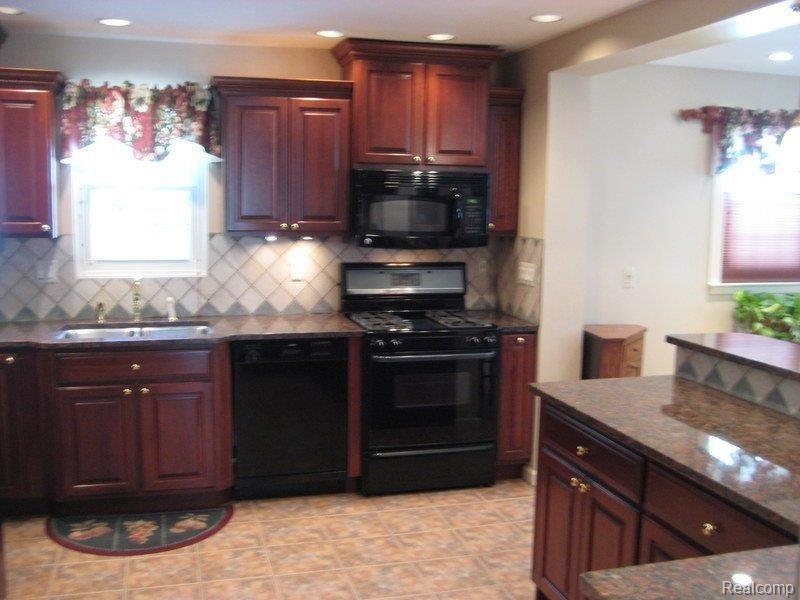 1540 Fairholme Road Grosse Pointe, MI 48236 - Photo 3 of 19 1540 Fairholme 013-001.jpg