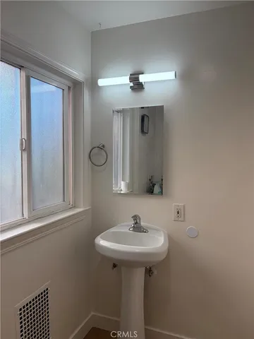 $1,950 | 829 Crenshaw Boulevard, Unit 829, Los Angeles, CA 90005