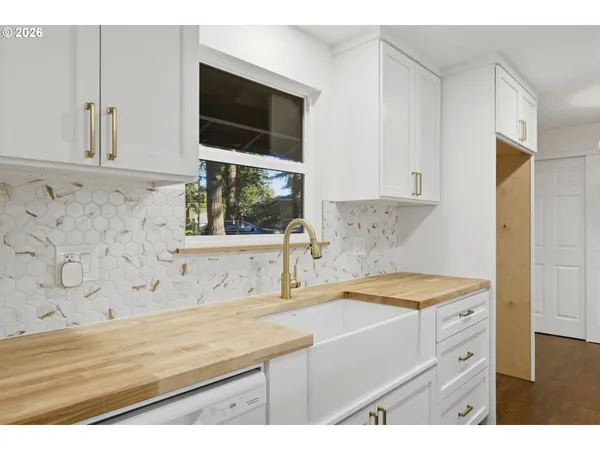 $405,000 | 18640 Southeast Yamhill Circle, Portland, OR 97233