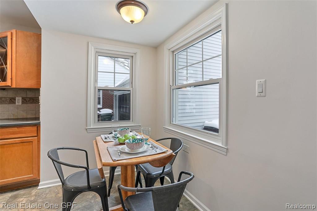 1094 Roslyn Road Grosse Pointe Woods, MI 48236 - Photo 12 of 41