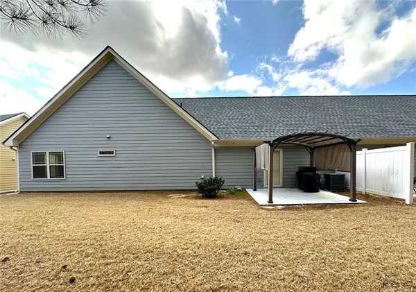 a view of a house with yard and garage