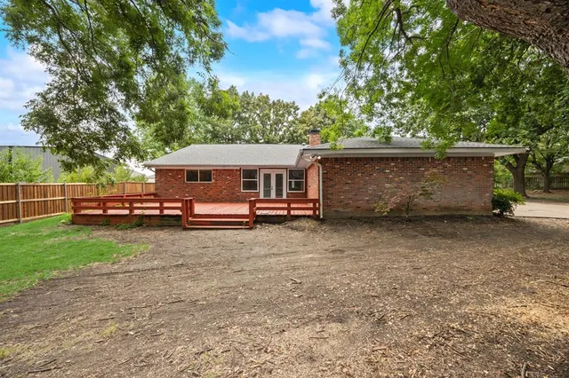 a view of a tree in the middle of a yard