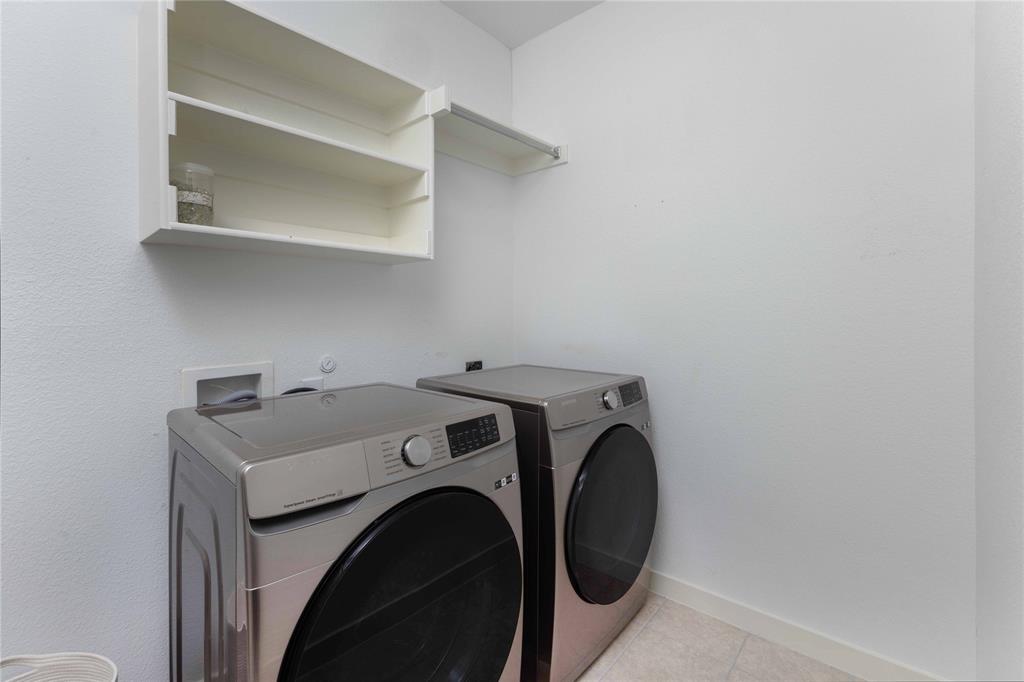 631 Cobblestone Lane Irving, TX 75039 - Photo 15 of 32 a utility room with dryer and washer
