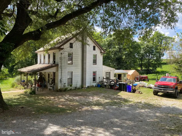 a view of a car park in front of house