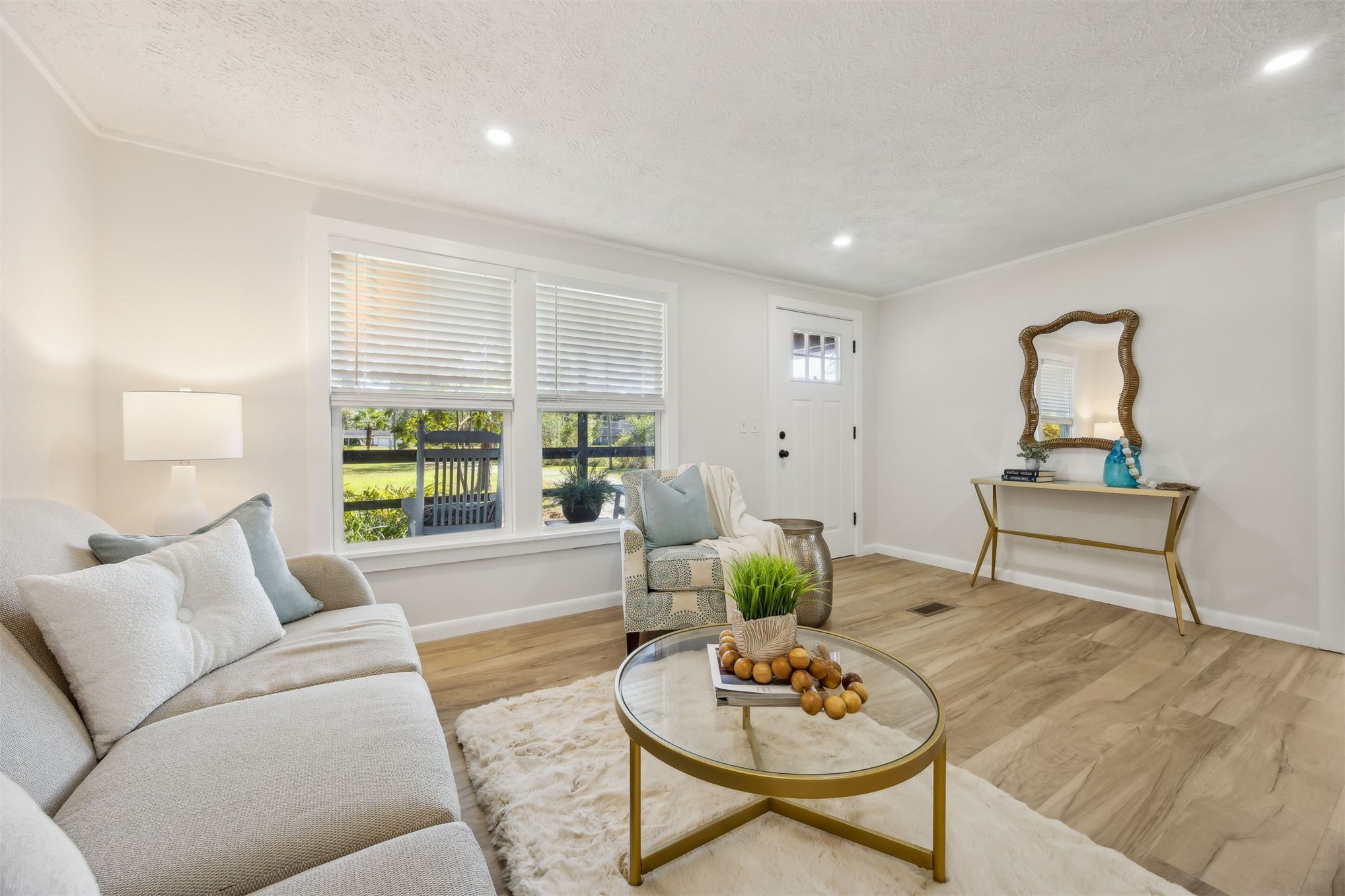 95539 Tyson Road Fernandina Beach, FL 32034 - Photo 8 of 38 The living area is surprisingly spacious...