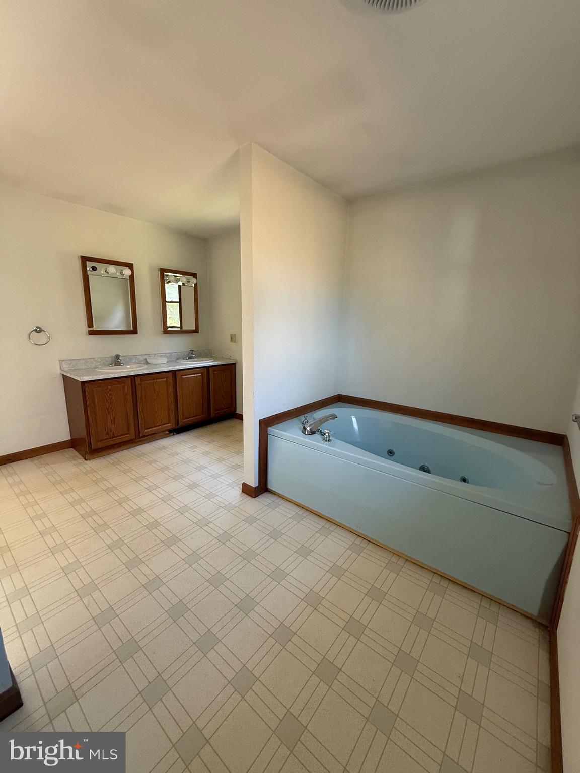 24 Cedar Road Pittsgrove, NJ 08318 - Photo 36 of 43 Master bathroom