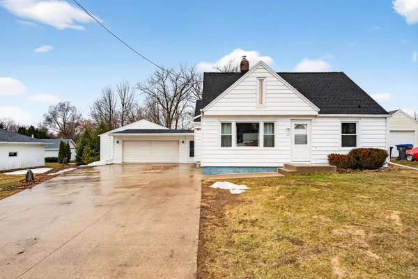 $290,000 | 117 North Cherry Street, Hortonville, WI 54944