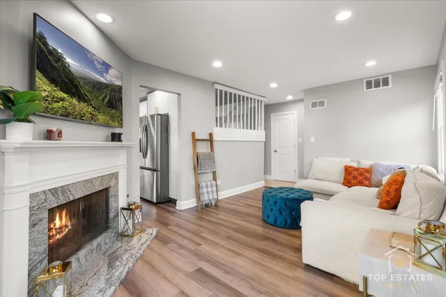 $385,000 | 251 Signature Drive, Bloomingdale, IL 60108