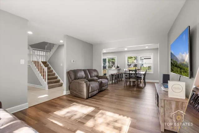 $385,000 | 251 Signature Drive, Bloomingdale, IL 60108