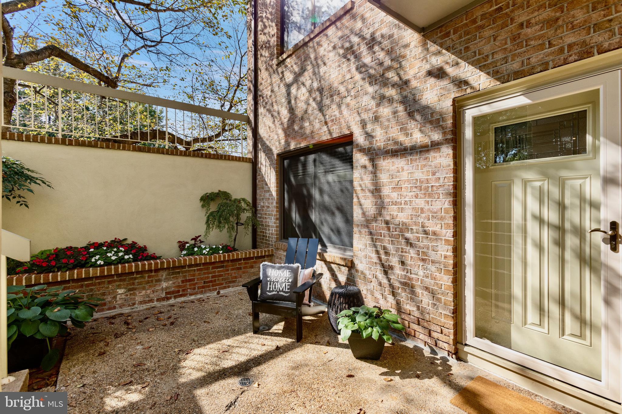 11196 Harbor Court Reston, VA 20191 - Photo 4 of 29 Entryway Terrace