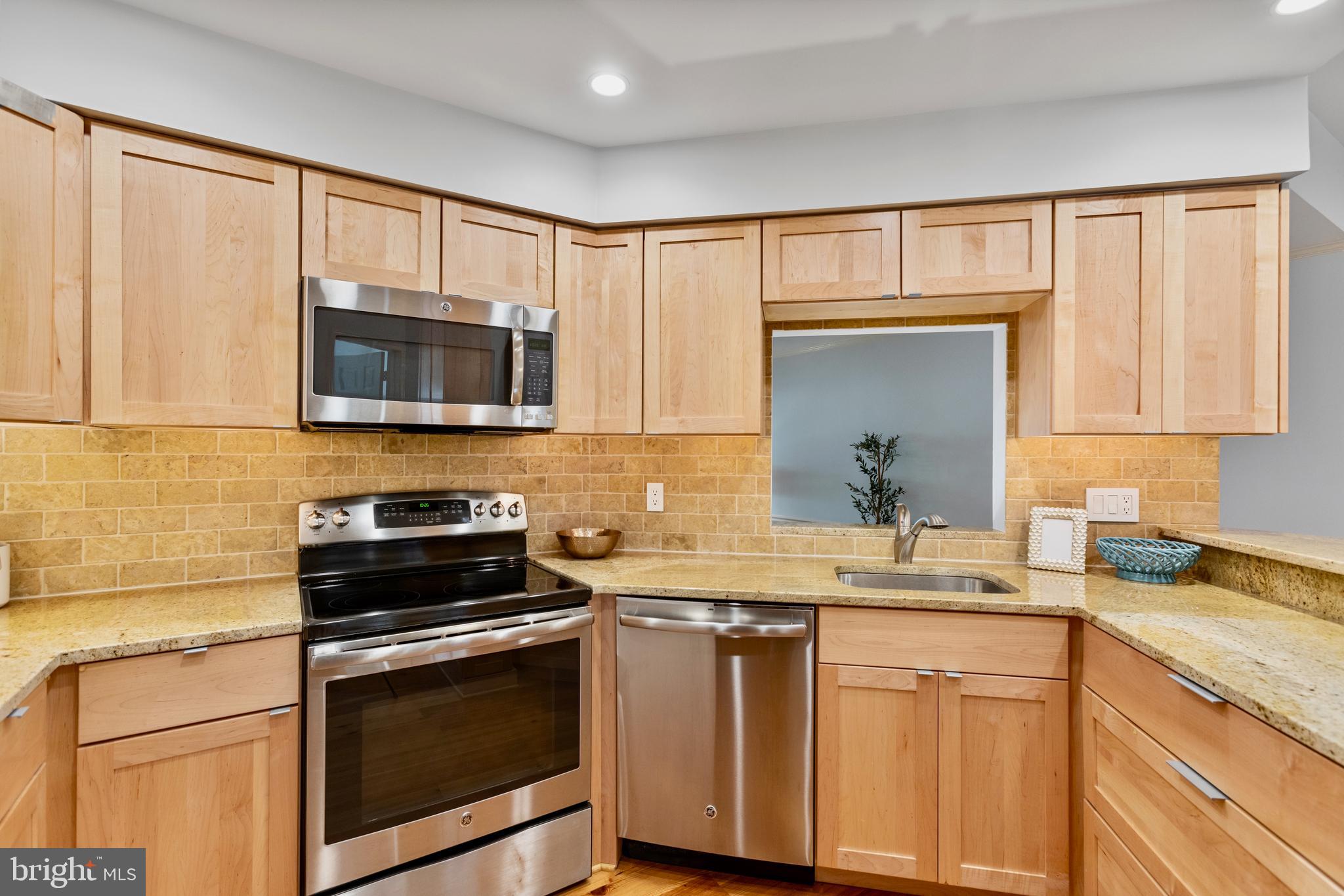 11196 Harbor Court Reston, VA 20191 - Photo 9 of 29 Kitchen