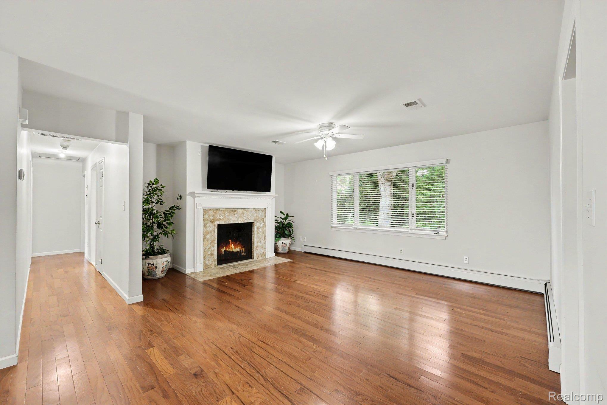 3750 Beach Road Troy, MI 48084 - Photo 7 of 27 008_file_6810.jpg