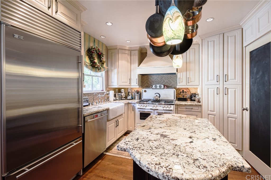 1055 La Loma Road Pasadena, CA 91105 - Photo 12 of 29 a kitchen with a stove and a refrigerator