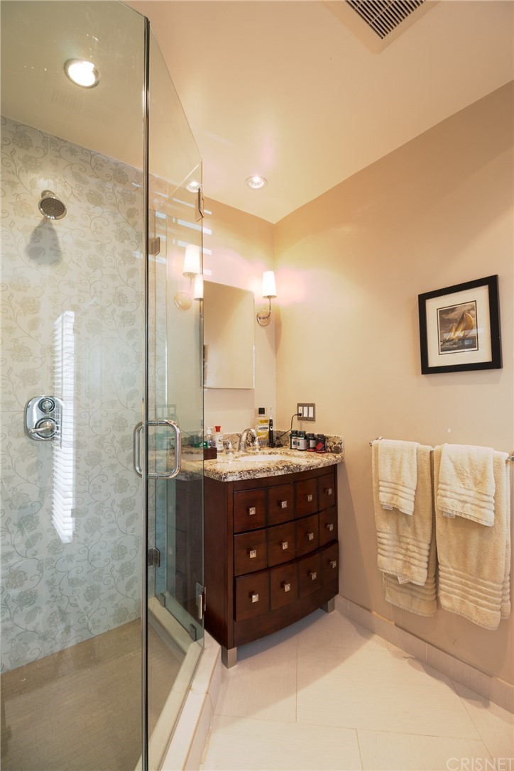 1055 La Loma Road Pasadena, CA 91105 - Photo 21 of 29 a view of outdoor space and swimming pool