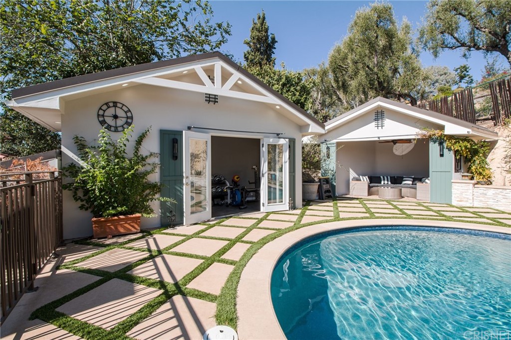 1055 La Loma Road Pasadena, CA 91105 - Photo 22 of 29 a view of a swimming pool with seating space