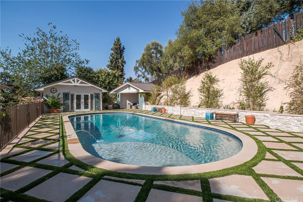 1055 La Loma Road Pasadena, CA 91105 - Photo 24 of 29 a view of a swimming pool with seating space