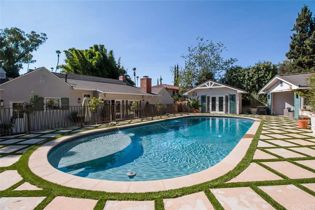 1055 La Loma Road Pasadena, CA 91105 - Photo 26 of 29 a view of a swimming pool with seating space