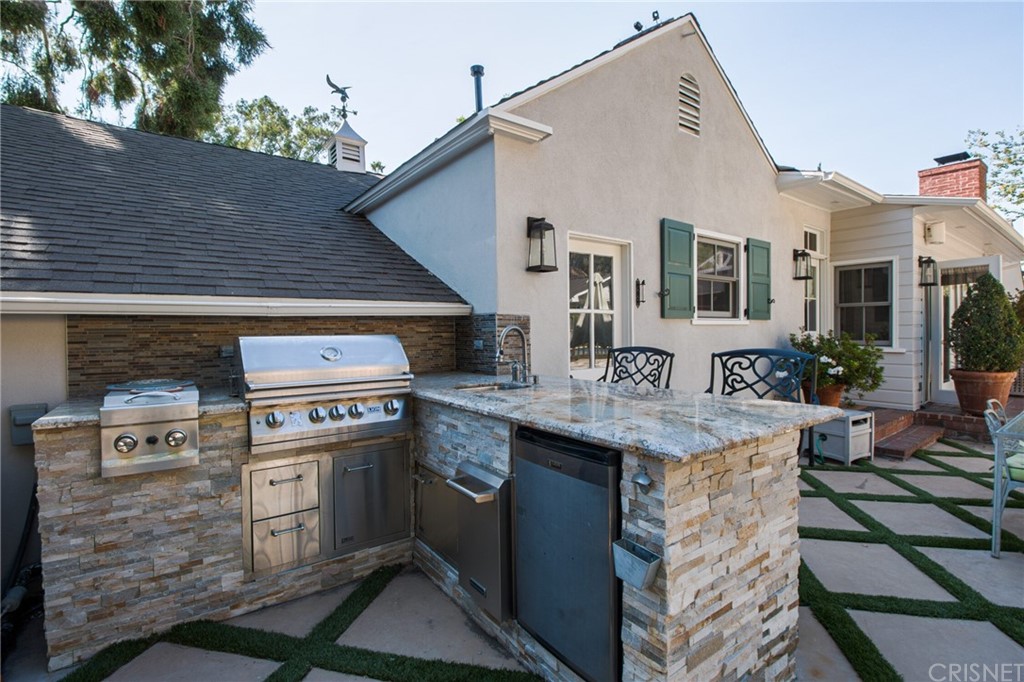 1055 La Loma Road Pasadena, CA 91105 - Photo 27 of 29 a view of a swimming pool with seating space