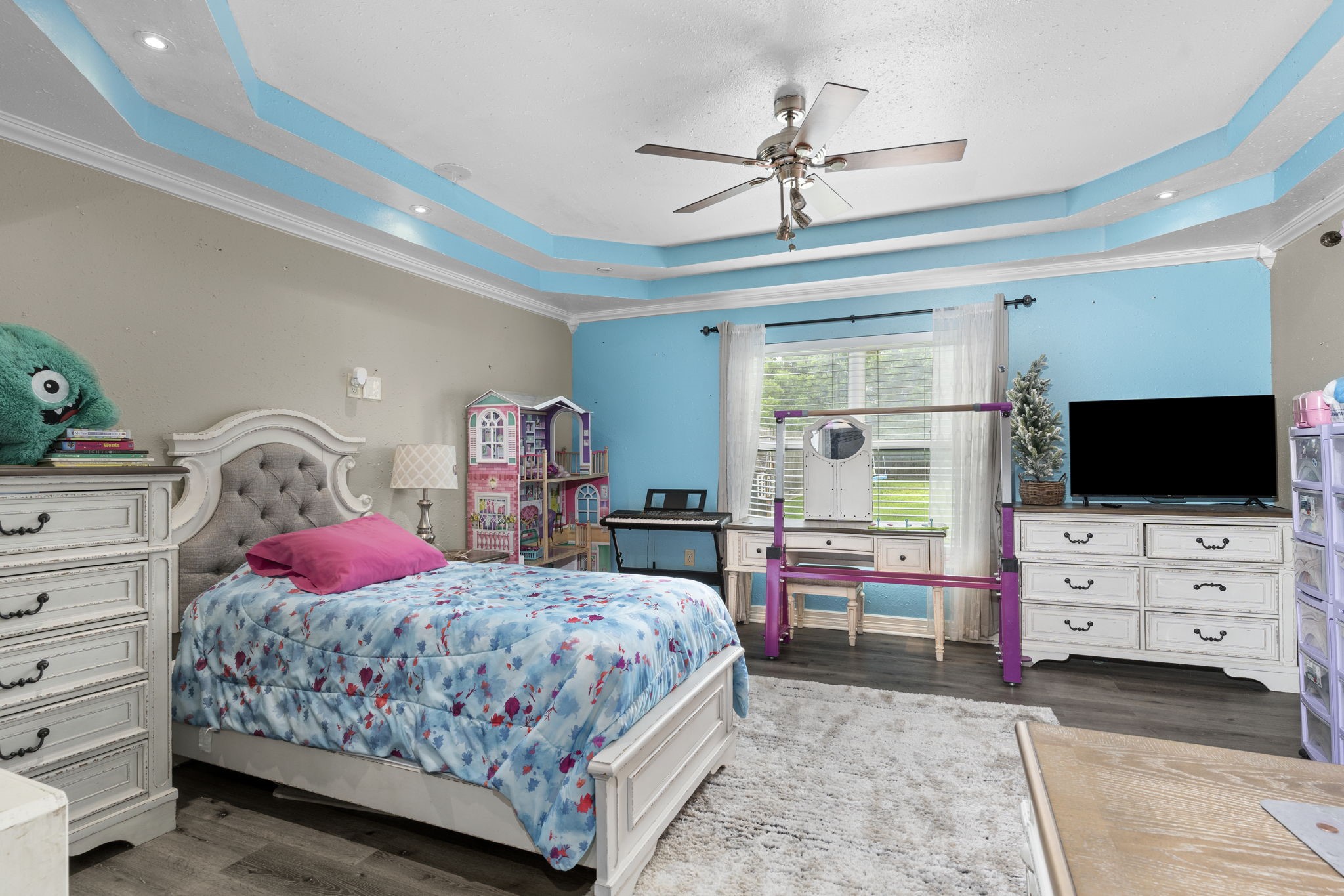 631 Apache Street Houston, TX 77022 - Photo 39 of 45 a bedroom with a bed and a flat tv screen on dresser