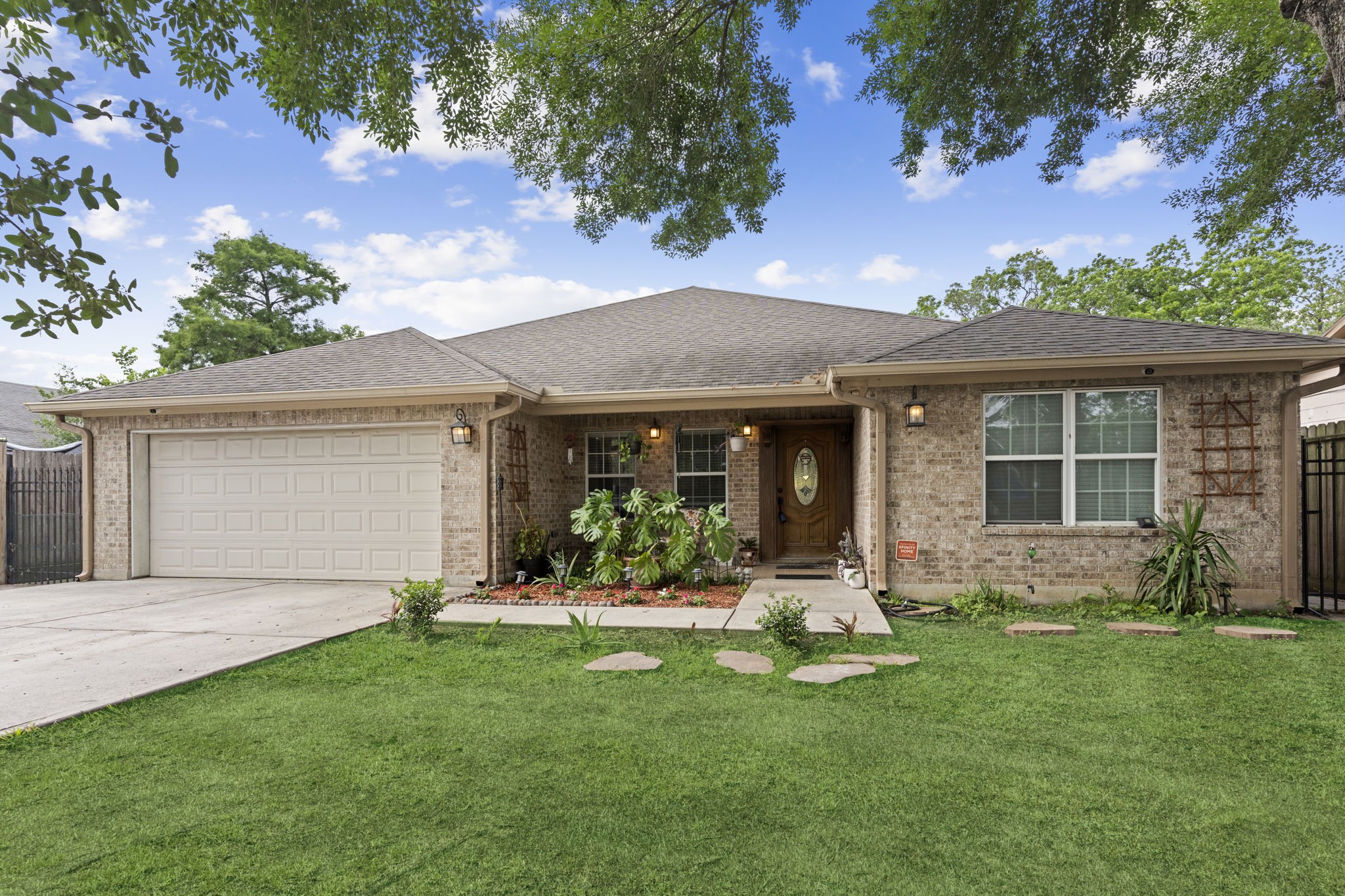631 Apache Street Houston, TX 77022 - Photo 5 of 45 front view of a house with a yard