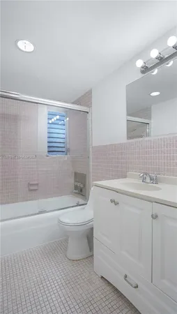 $2,200 | 1340 Lincoln Road, Unit 404, Miami Beach, FL 33139
