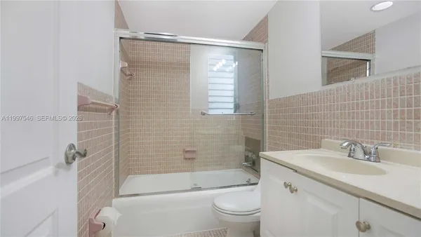 $2,200 | 1340 Lincoln Road, Unit 404, Miami Beach, FL 33139