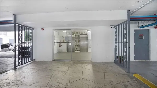 $2,200 | 1340 Lincoln Road, Unit 404, Miami Beach, FL 33139