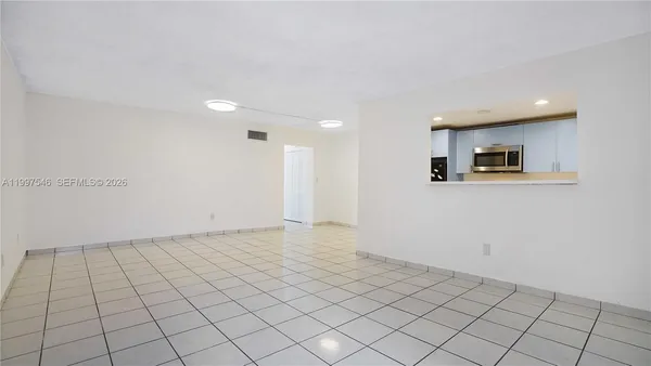 $2,200 | 1340 Lincoln Road, Unit 404, Miami Beach, FL 33139