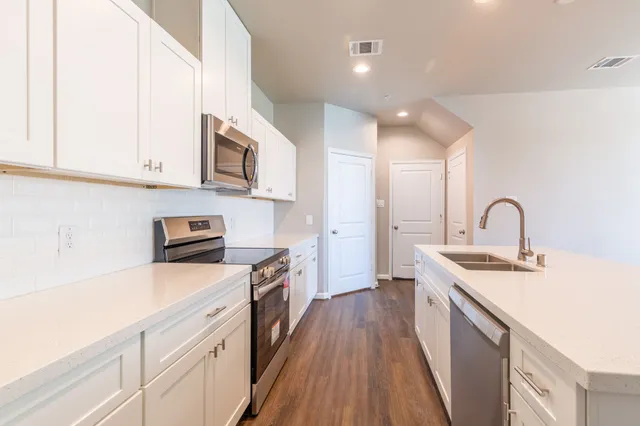 $1,400 | 103 Park Place Circle, Unit B, Waller, TX 77484