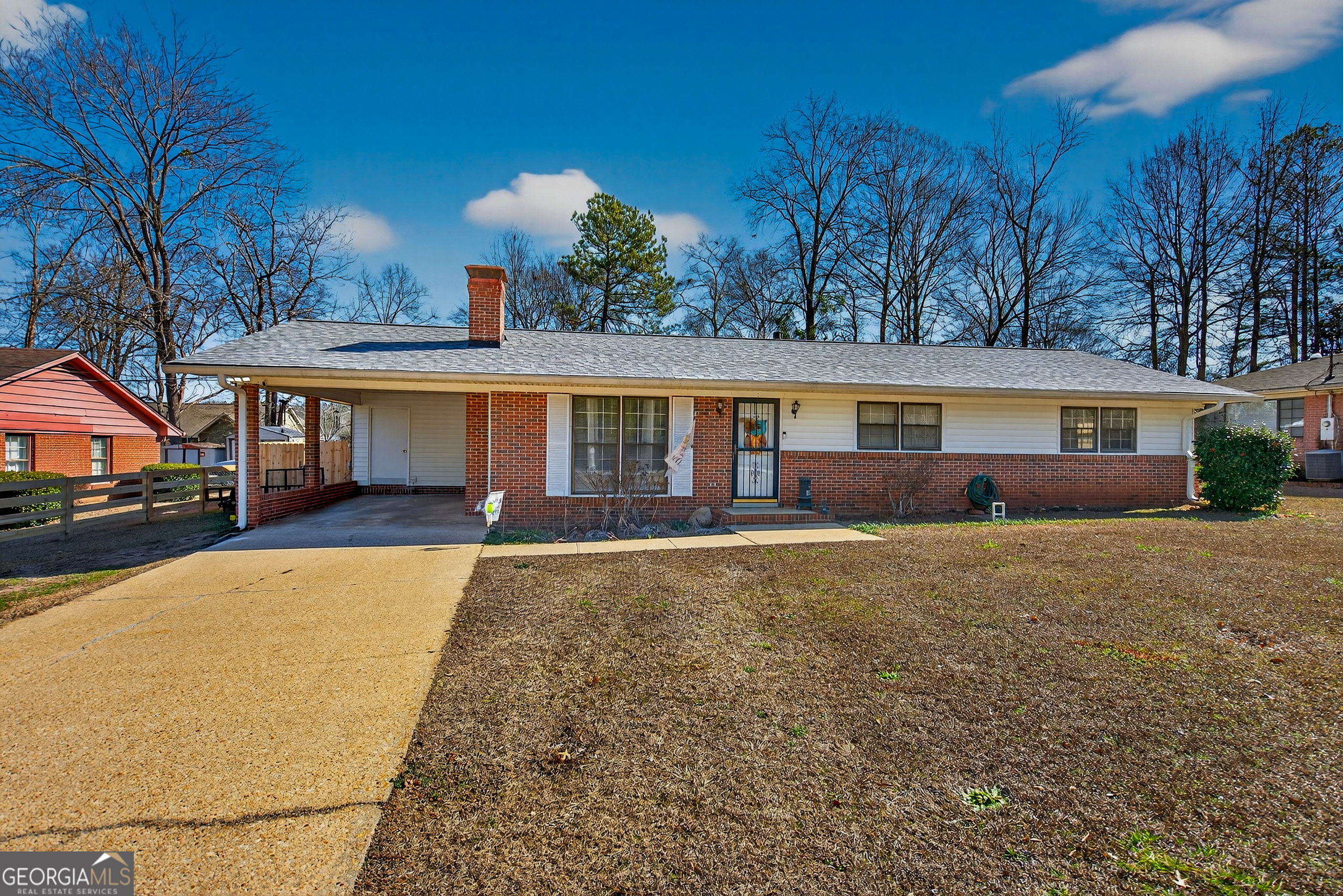 a view of a house with backyard and sitting area