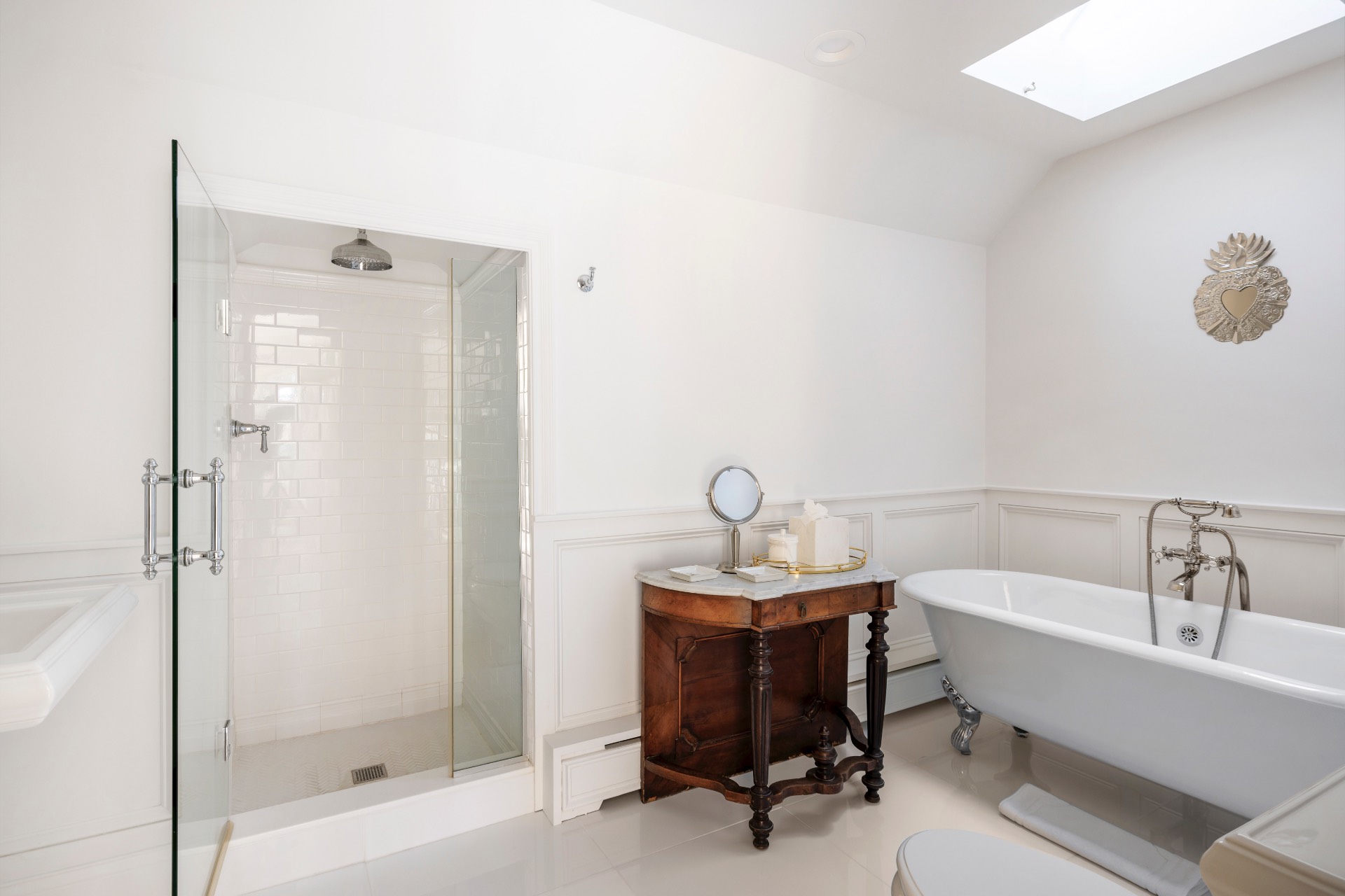 51 Jagger Lane Westhampton, NY 11977 - Photo 11 of 17 a bathroom with a bathtub a sink and a mirror