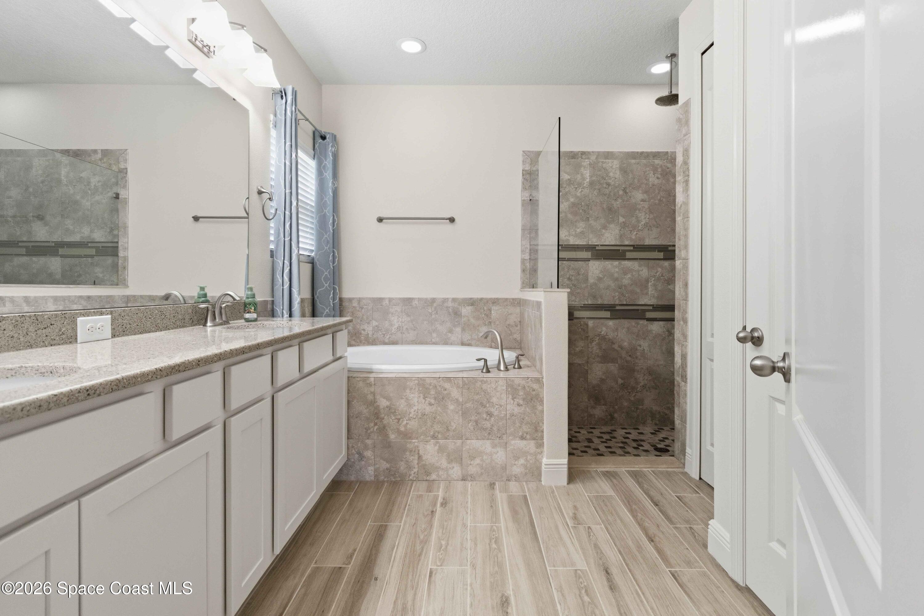 3333 Rushing Waters Drive West Melbourne, FL 32904 - Photo 24 of 72 Garden Tub & Walk-in Shower