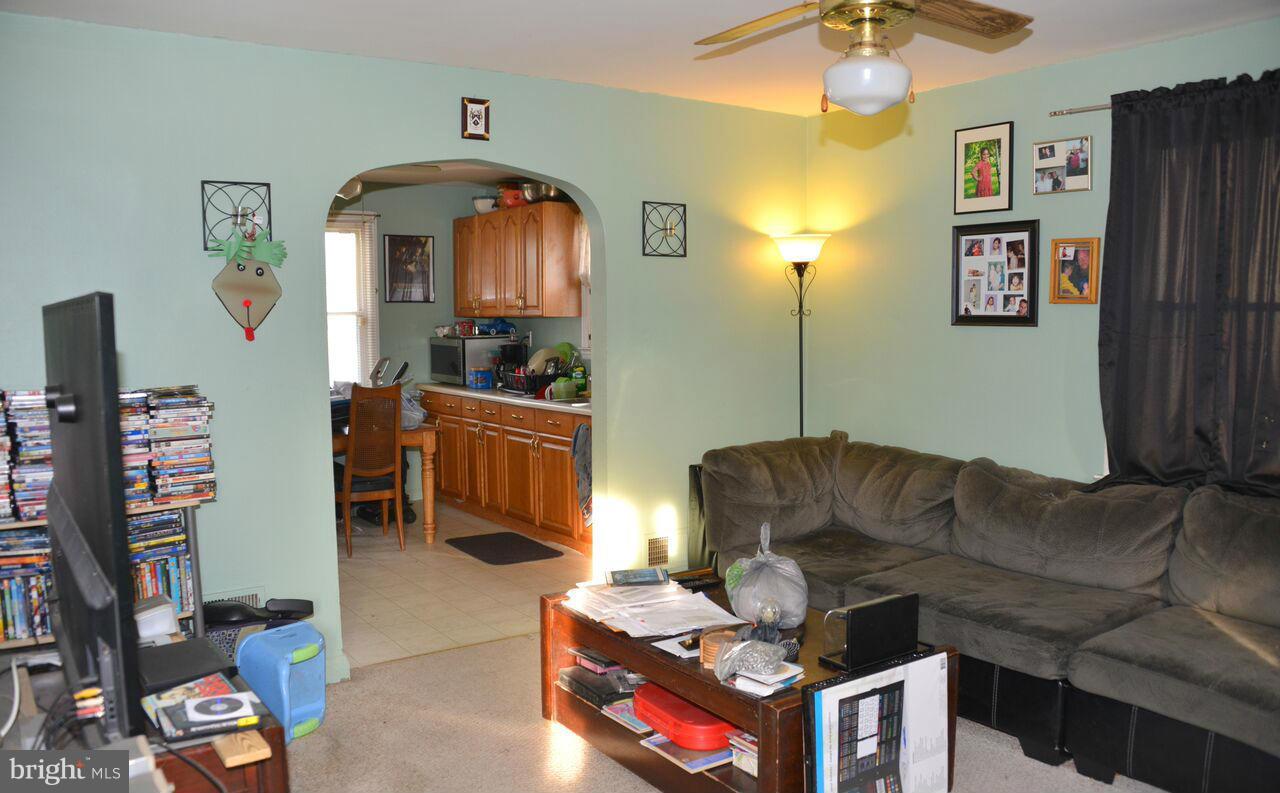 345 Maple Avenue Baltimore, MD 21221 - Photo 2 of 12 Family Room