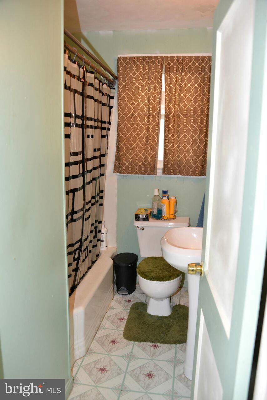 345 Maple Avenue Baltimore, MD 21221 - Photo 5 of 12 Bath