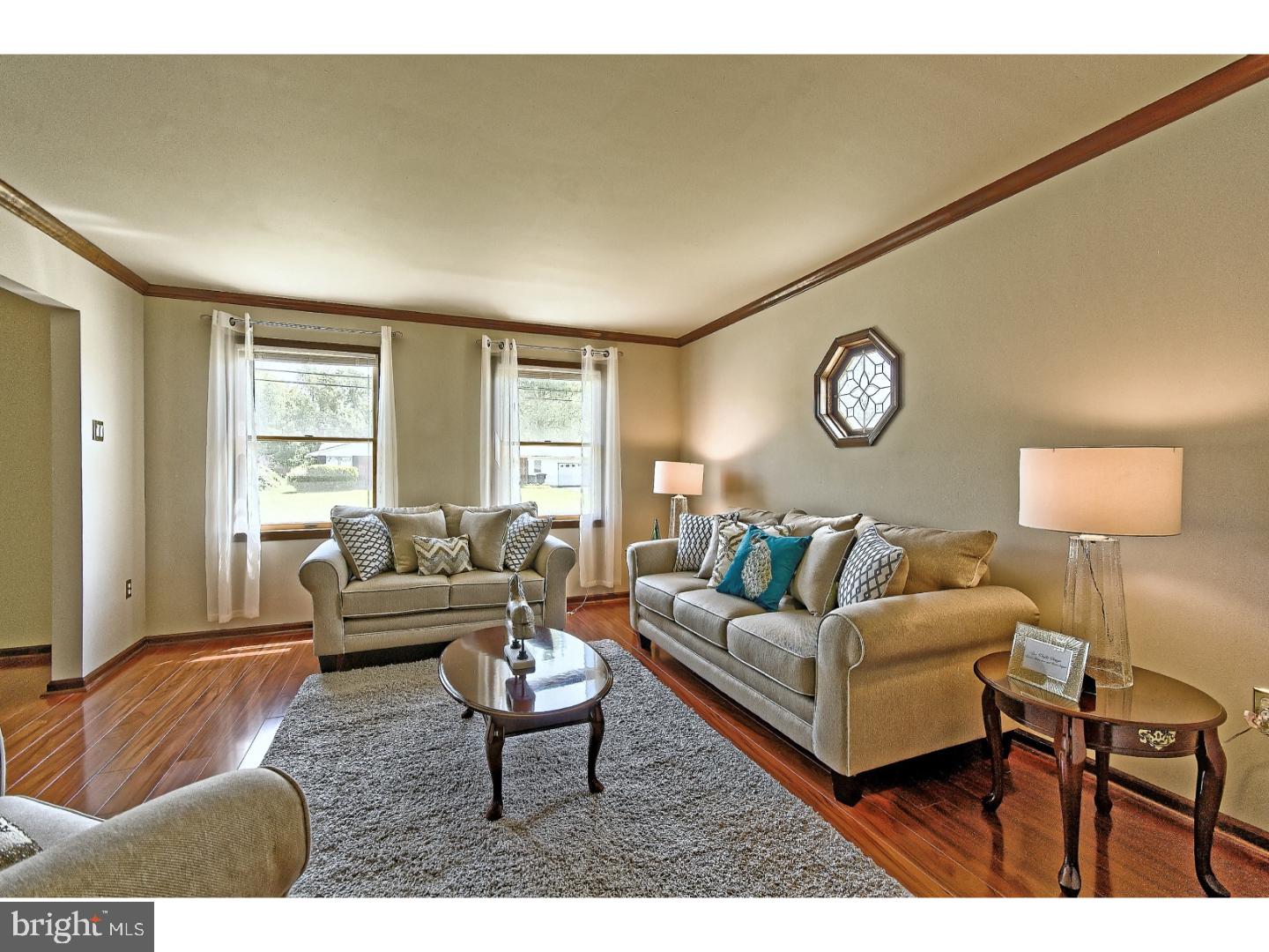 39 Harrell Avenue Williamstown, NJ 08094 - Photo 5 of 25 Living Room